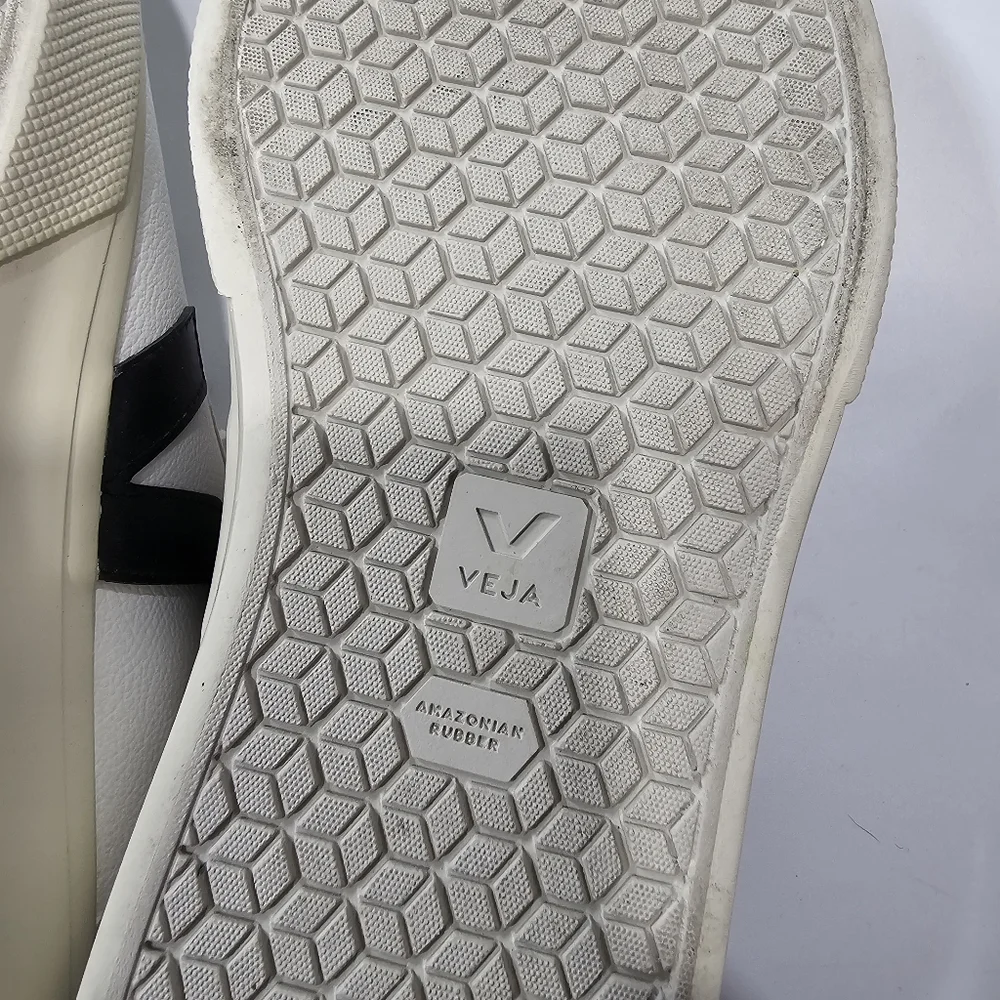 Veja Recife Sneaker in Extra White & Black - Picture 8 of 10